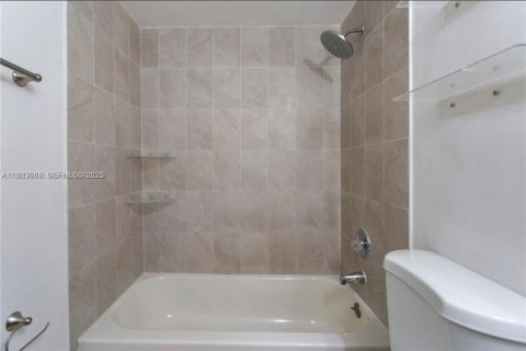 Appartement à louer à Sweetwater, Floride: 2 chambres, 76.83 m2 № 1976792 - photo 7