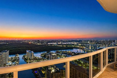 Condominio en Sunny Isles Beach, Florida, 2 dormitorios  № 2170696