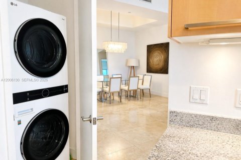 Condominio en alquiler en Sunny Isles Beach, Florida, 2 dormitorios, 135.92 m2 № 2170696 - foto 11