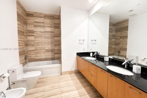 Condominio en alquiler en Sunny Isles Beach, Florida, 2 dormitorios, 135.92 m2 № 2170696 - foto 17