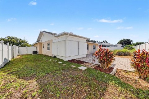 Villa ou maison à vendre à New Port Richey, Floride: 3 chambres, 131.83 m2 № 2425642 - photo 15