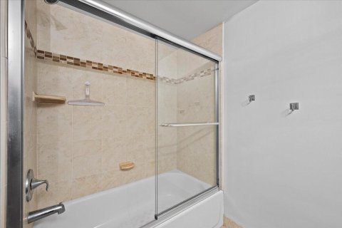 Condo in Riviera Beach, Florida, 2 bedrooms № 2249749 - photo 18