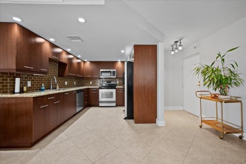Condo in Riviera Beach, Florida, 2 bedrooms № 2249749 - photo 8