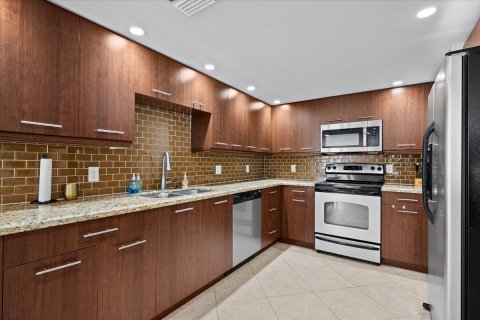 Condo in Riviera Beach, Florida, 2 bedrooms № 2249749 - photo 9
