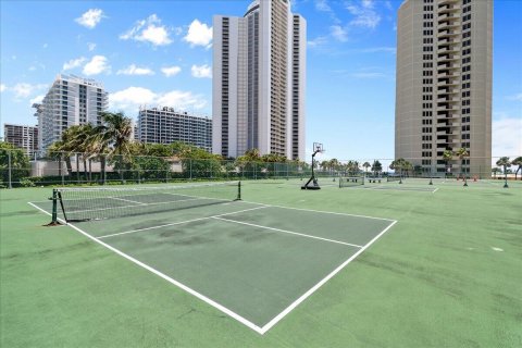 Condo in Riviera Beach, Florida, 2 bedrooms № 2249749 - photo 27