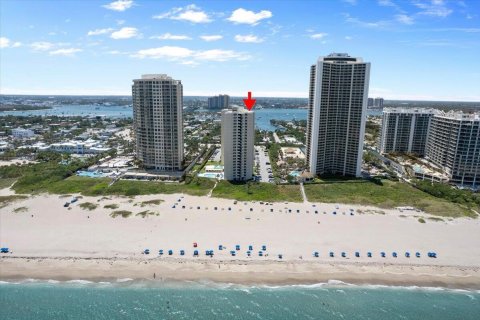 Condo in Riviera Beach, Florida, 2 bedrooms № 2249749 - photo 21