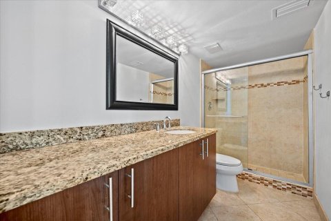 Condo in Riviera Beach, Florida, 2 bedrooms № 2249749 - photo 17