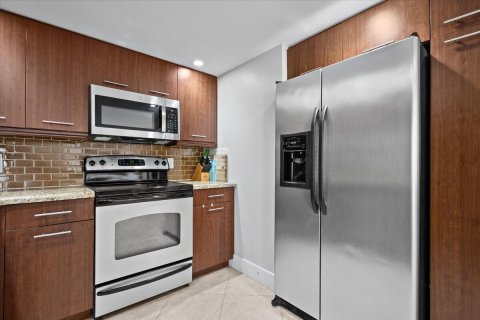 Condo in Riviera Beach, Florida, 2 bedrooms № 2249749 - photo 10