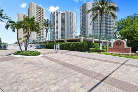 Condo in Riviera Beach, Florida, 2 bedrooms № 2249749 - photo 2