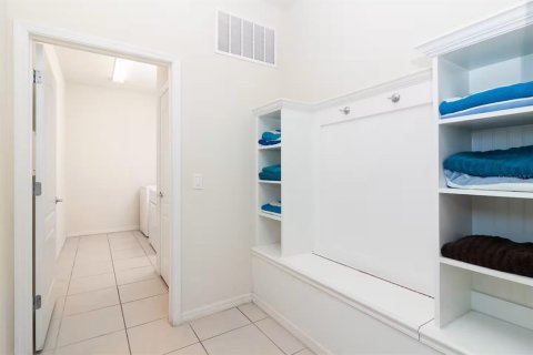 House in Kissimmee, Florida 9 bedrooms, 407.93 sq.m. № 1744195 - photo 28