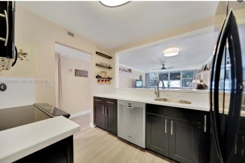 Купить кондоминиум в Майами, Флорида 3 спальни, 111.95м2, № 2049865 - фото 2