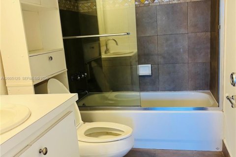 Copropriété à louer à Hallandale Beach, Floride: 1 chambre, 85.93 m2 № 2074929 - photo 4