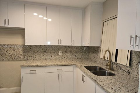 House in Miami, Florida 3 bedrooms, 101.17 sq.m. № 1452617 - photo 6
