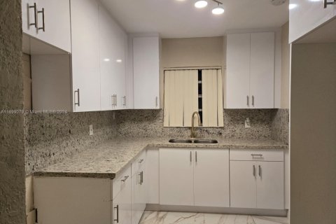 House in Miami, Florida 3 bedrooms, 101.17 sq.m. № 1452617 - photo 7