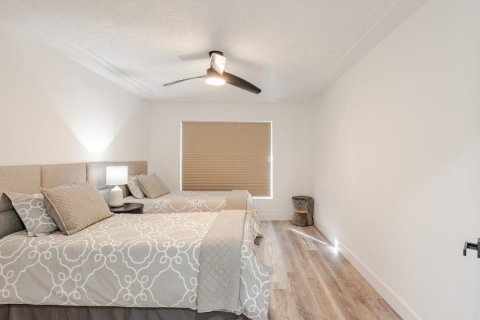 House in Wellington, Florida 6 bedrooms, 237.92 sq.m. № 2175595 - photo 26