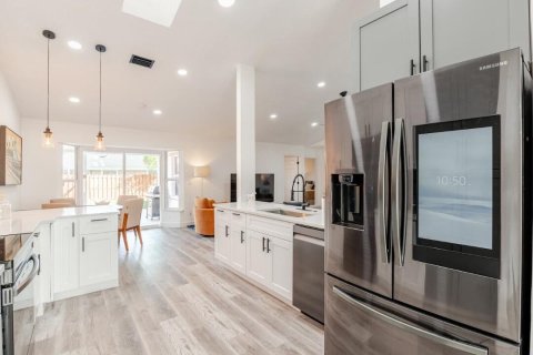 House in Wellington, Florida 6 bedrooms, 237.92 sq.m. № 2175595 - photo 6