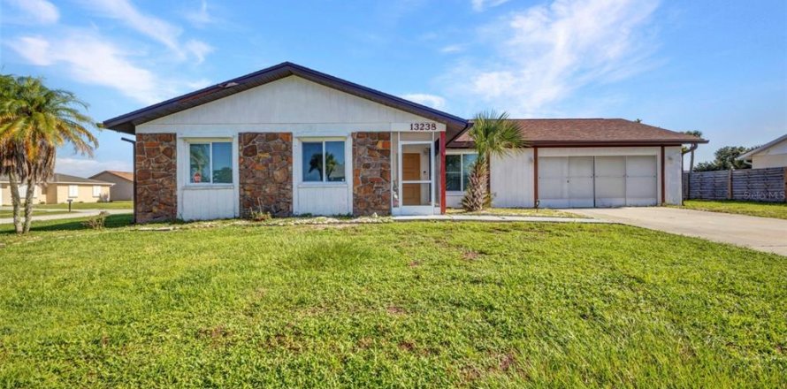 Casa en Port Charlotte, Florida 3 dormitorios, 111.76 m2 № 1876346
