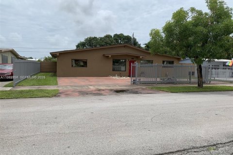 House in Hialeah, Florida 4 bedrooms, 201.97 sq.m. № 2040885