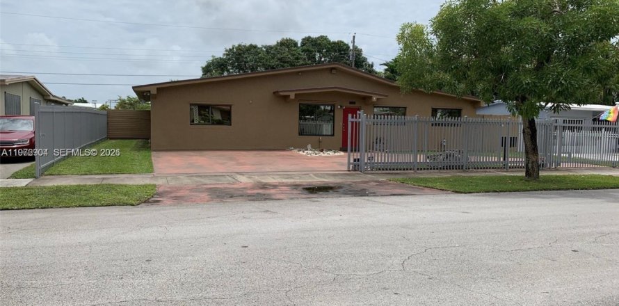 House in Hialeah, Florida 4 bedrooms, 201.97 sq.m. № 2040885