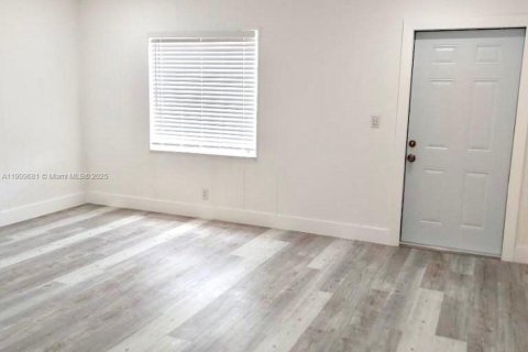 Commercial property in Miami, Florida 178.37 sq.m. № 1965373 - photo 3