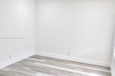 Commercial property in Miami, Florida 178.37 sq.m. № 1965373 - photo 5