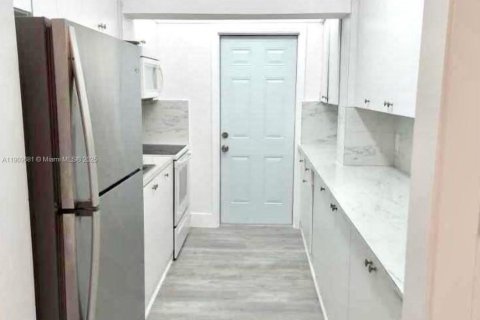 Commercial property in Miami, Florida 178.37 sq.m. № 1965373 - photo 7