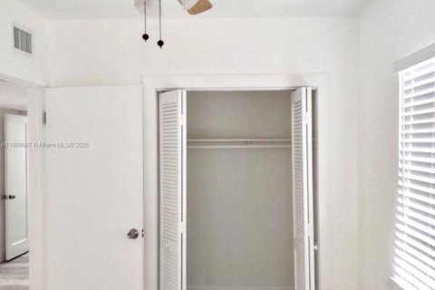 Commercial property in Miami, Florida 178.37 sq.m. № 1965373 - photo 2