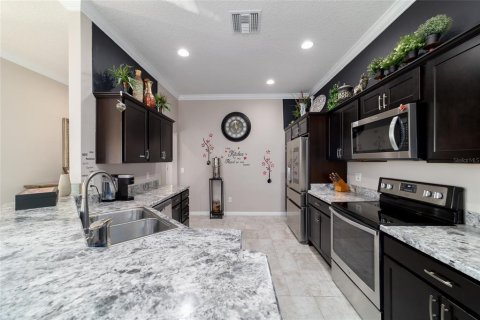 House in The Villages, Florida 4 bedrooms, 188.41 sq.m. № 2114784 - photo 12