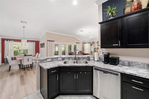 House in The Villages, Florida 4 bedrooms, 188.41 sq.m. № 2114784 - photo 16