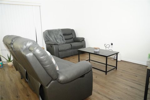 Купить виллу или дом в Холливуд, Флорида 2 спальни, 133.78м2, № 1987116 - фото 5