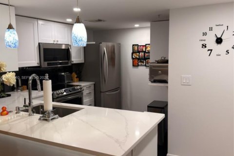 Condo in Fort Lauderdale, Florida, 2 bedrooms  № 2073819 - photo 4