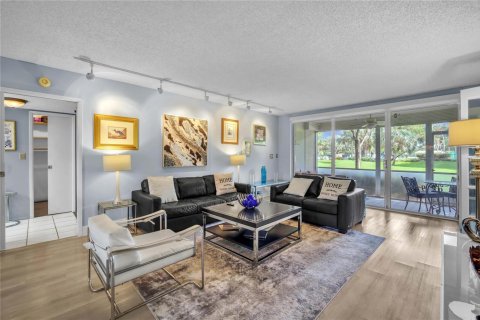 Condo in Pompano Beach, Florida, 3 bedrooms  № 2245881 - photo 8