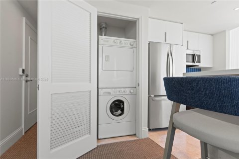 Condo in Miami Beach, Florida, 1 bedroom  № 2039906 - photo 25
