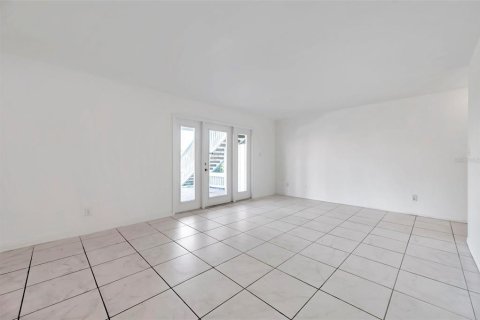 Condo in Saint Petersburg, Florida, 2 bedrooms  № 1528746 - photo 8