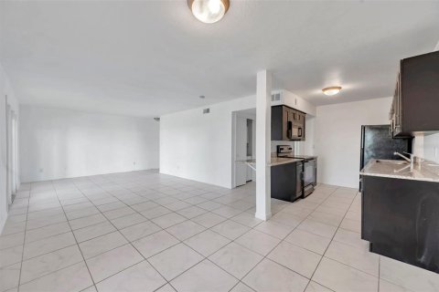 Condo in Saint Petersburg, Florida, 2 bedrooms  № 1528746 - photo 6