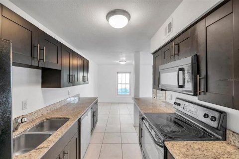 Condo in Saint Petersburg, Florida, 2 bedrooms  № 1528746 - photo 11