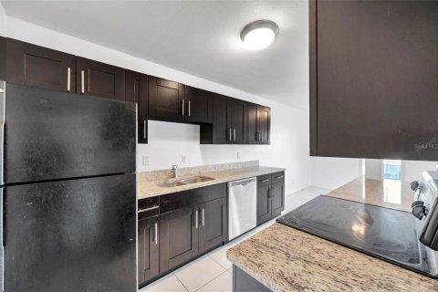 Condo in Saint Petersburg, Florida, 2 bedrooms  № 1528746 - photo 13