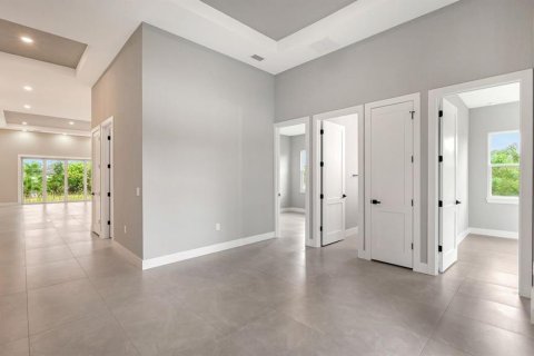 Villa ou maison à vendre à Port Charlotte, Floride: 4 chambres, 247.77 m2 № 2408885 - photo 5