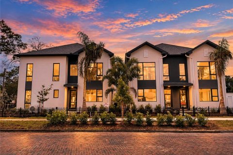 Townhouse in Saint Petersburg, Florida 2 bedrooms, 135.17 sq.m. № 2238535