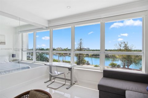 Condominio en alquiler en Miami Beach, Florida, 71.53 m2 № 1992246 - foto 12