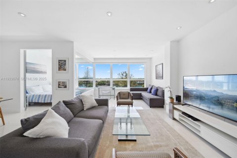 Condominio en alquiler en Miami Beach, Florida, 71.53 m2 № 1992246 - foto 1