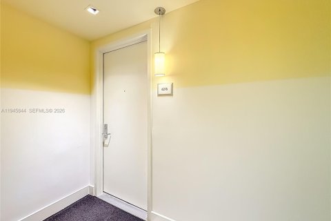 Condo in Miami, Florida, 2 bedrooms № 2263243 - photo 4