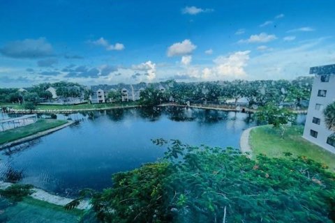 Снять в аренду кондоминиум в Норт-Лодердейл, Флорида 3 спальни, 137.5м2, № 1922840 - фото 1