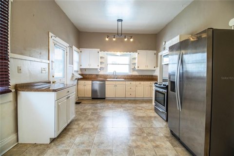 Commercial property in Tampa, Florida 5 bedrooms, 269.42 sq.m. № 1541486 - photo 4