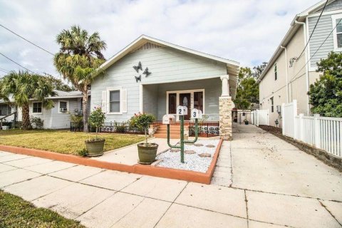 Commercial property in Tampa, Florida 5 bedrooms, 269.42 sq.m. № 1541486 - photo 1