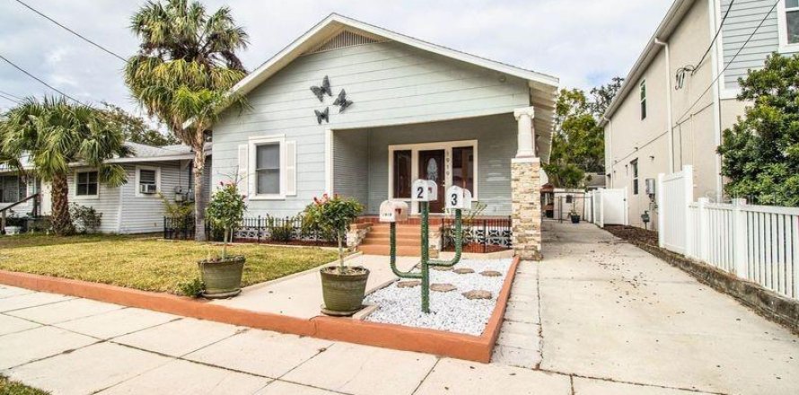 Commercial property in Tampa, Florida 5 bedrooms, 269.42 sq.m. № 1541486