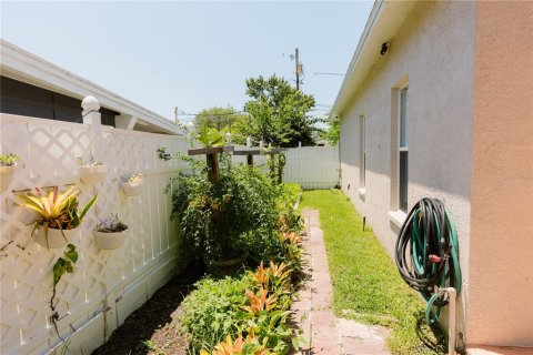 House in Clearwater, Florida 3 bedrooms, 166.67 sq.m. № 1771457 - photo 24