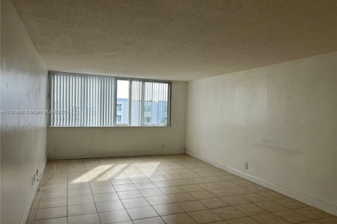 Condominio en venta en Miami, Florida, 1 dormitorio, 70.7 m2 № 1735892 - foto 2