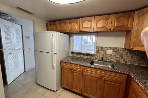 Condominio en venta en Miami, Florida, 1 dormitorio, 70.7 m2 № 1735892 - foto 3