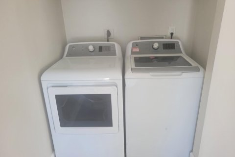 Propiedad comercial en alquiler en Boynton Beach, Florida, 2 dormitorios, 74.32 m2 № 1231297 - foto 1